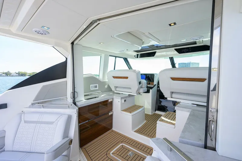 Slide: The Image of Tiara 43 Mid Cockpit  2022 43 Tiara 43 LE - 5968341