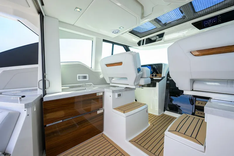 Slide: The Image of Tiara 43 Mid Cockpit  2022 43 Tiara 43 LE - 5968342