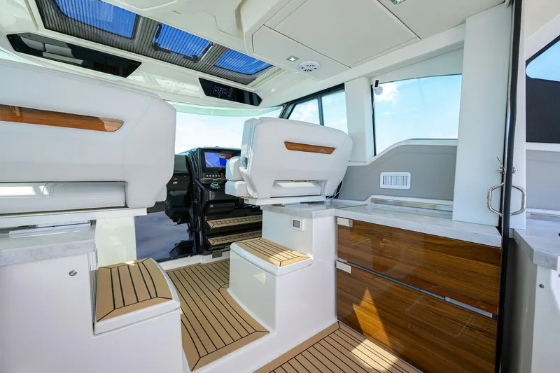 Slide: The Image of Tiara 43 Mid Cockpit  2022 43 Tiara 43 LE - 5968343