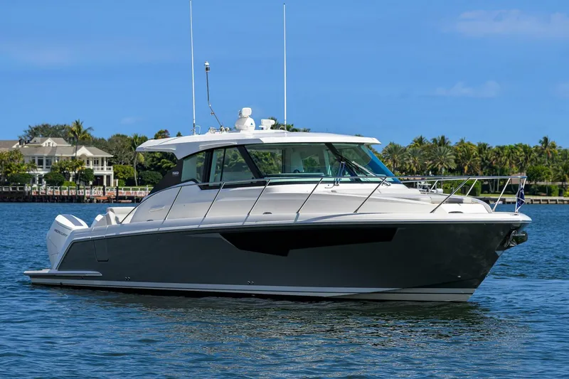 Slide: The Image of Tiara 43 - Profile 2022 43 Tiara 43 LE - 5968744