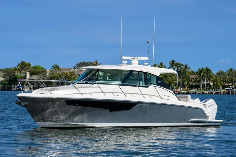 Slide: The Image of Tiara 43 - Profile 2022 43 Tiara 43 LE - 5968746