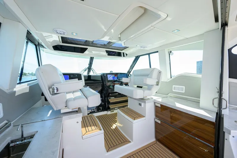 Slide: The Image of Tiara 43 Mid Cockpit Seating 2022 43 Tiara 43 LE - 5968346