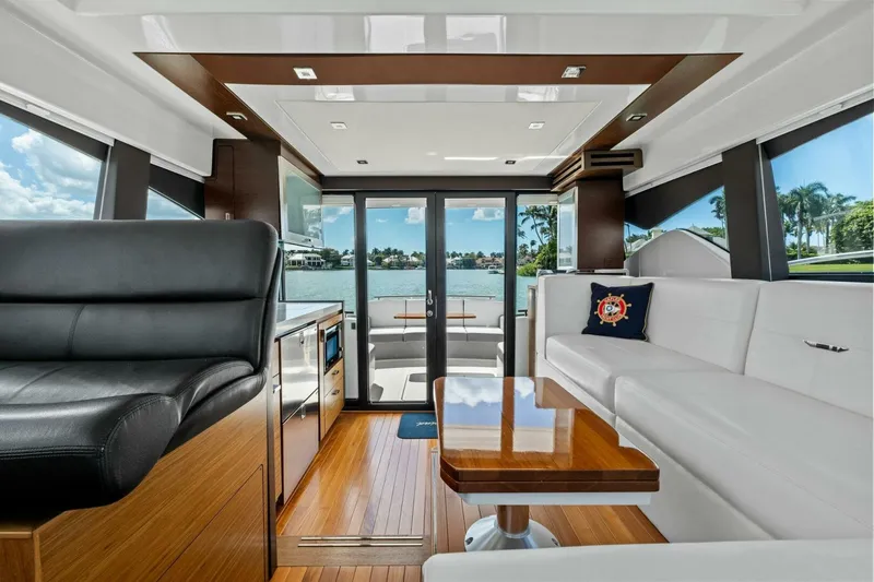 Slide: The Image of Tiara C44 2018 - 5985025