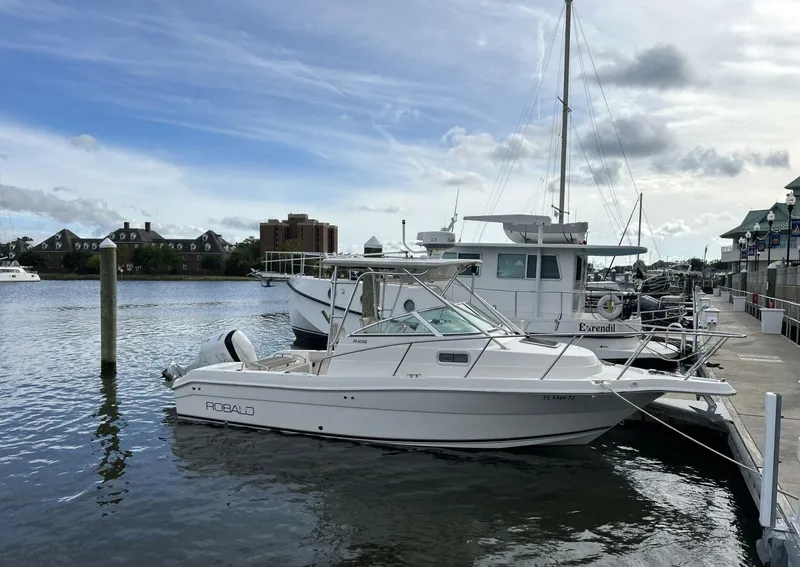 The Image of Robalo R235 Walkaround 2005 - undefined