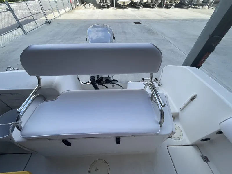 Slide: The Image of Robalo R235 Walkaround 2005 - 6043080