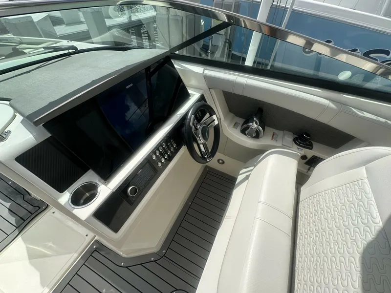 Slide: The Image of Sea Ray 350 SLX Outboard 2020 - 6455899