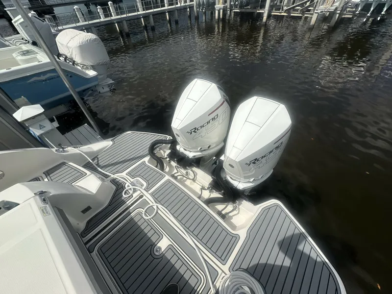 Slide: The Image of Sea Ray 350 SLX Outboard 2020 - 6455903