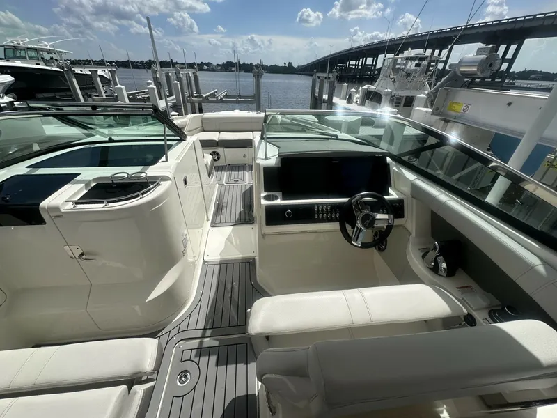 Slide: The Image of Sea Ray 350 SLX Outboard 2020 - 6455904