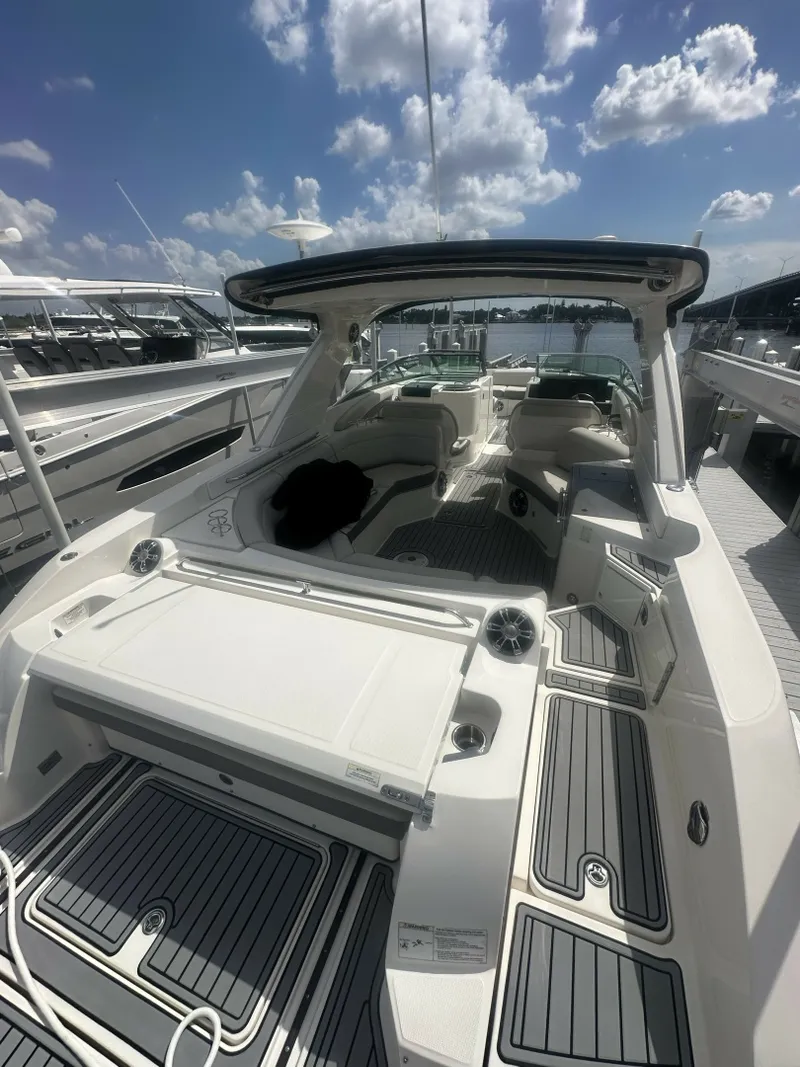 Slide: The Image of Sea Ray 350 SLX Outboard 2020 - 6455902