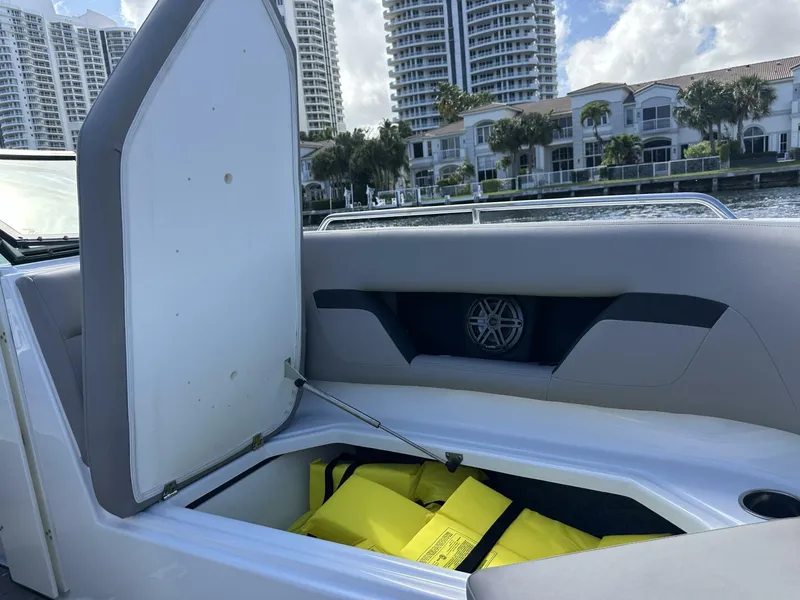 Slide: The Image of Four Winns HD8 OB 2022 - 5970804