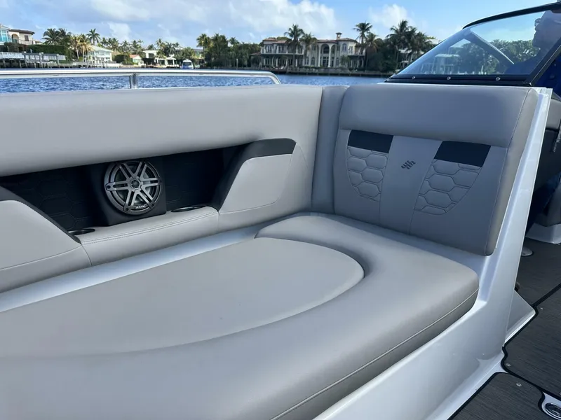 Slide: The Image of Four Winns HD8 OB 2022 - 5970805