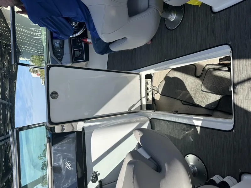 Slide: The Image of Four Winns HD8 OB 2022 - 5970811