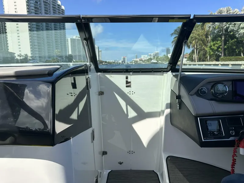 Slide: The Image of Four Winns HD8 OB 2022 - 5970813