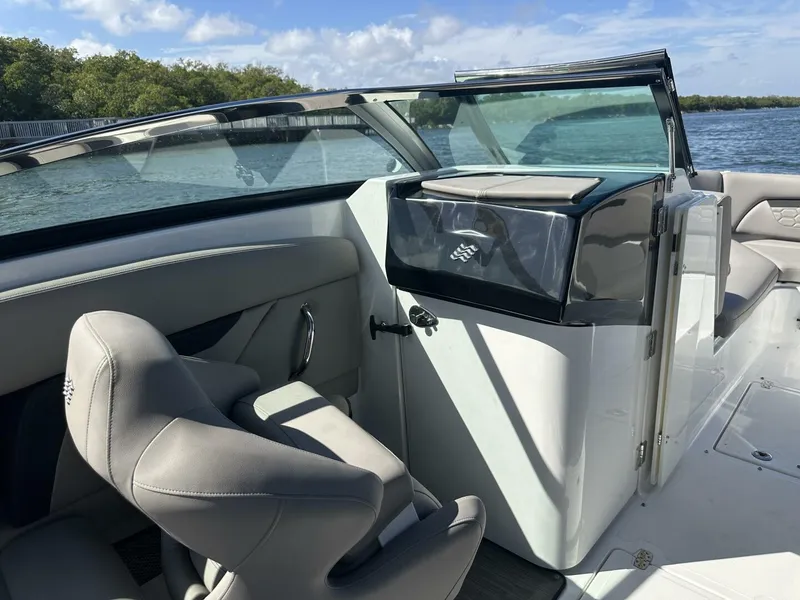 Slide: The Image of Four Winns HD8 OB 2022 - 5970814