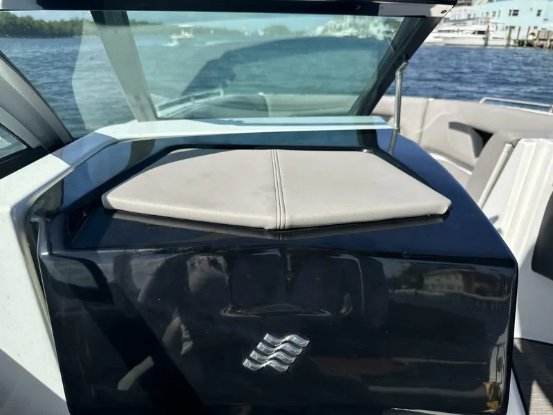 Slide: The Image of Four Winns HD8 OB 2022 - 5970819