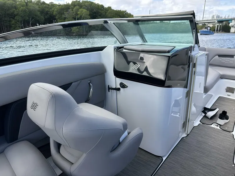 Slide: The Image of Four Winns HD8 OB 2022 - 5970820