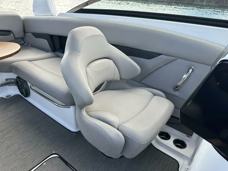 Slide: The Image of Four Winns HD8 OB 2022 - 5970821