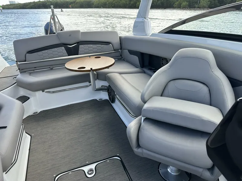 Slide: The Image of Four Winns HD8 OB 2022 - 5970826