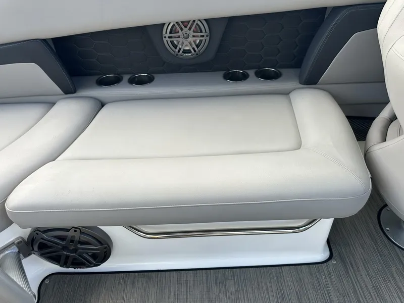 Slide: The Image of Four Winns HD8 OB 2022 - 5970827