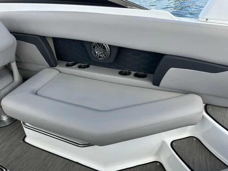 Slide: The Image of Four Winns HD8 OB 2022 - 5970833