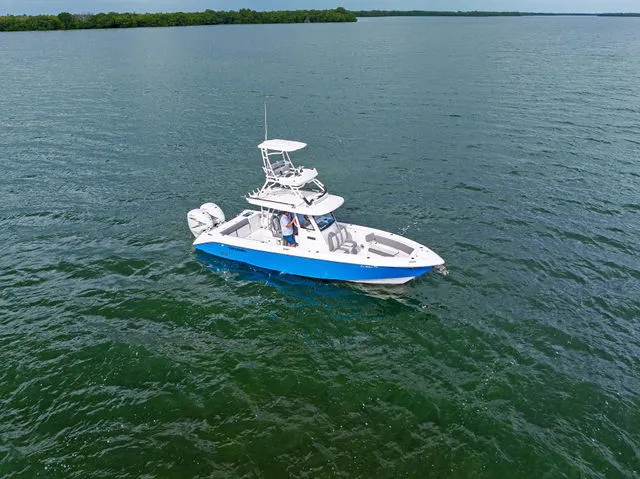 Slide: The Image of Everglades 335 Center Console 2022 - 45