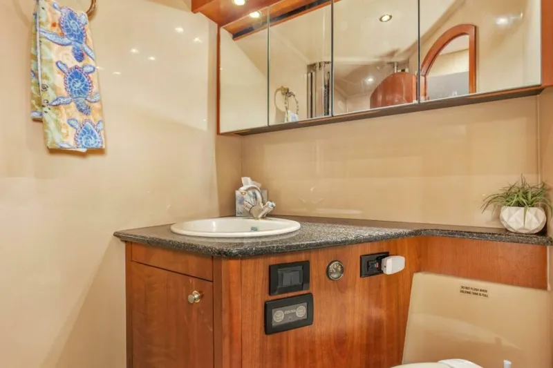 Slide: The Image of 2005 50' Cruisers 500 Express Gratitude VIP Head - 5971178