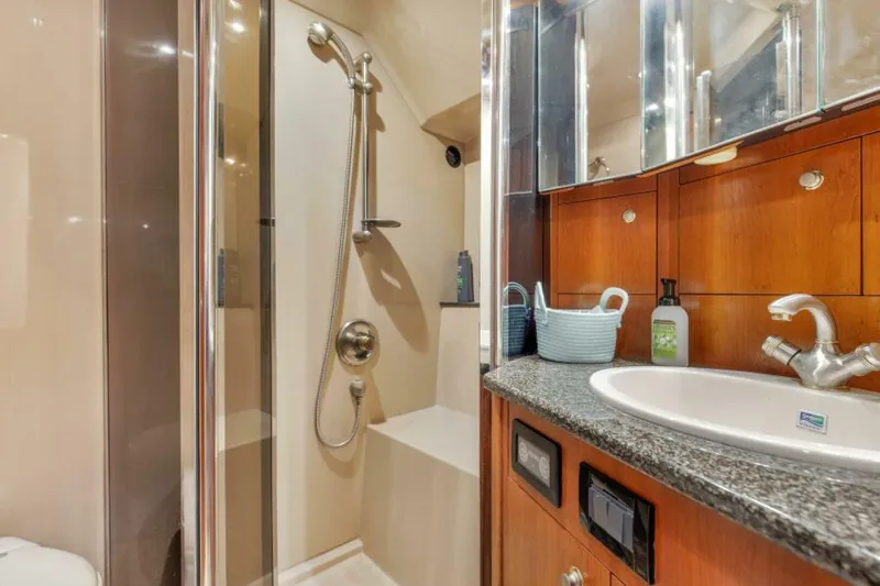 Slide: The Image of 2005 50' Cruisers 500 Express Gratitude Master Head - 5971175