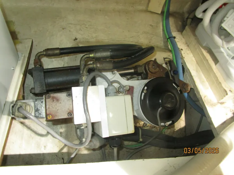 Slide: The Image of 42' Grand Banks starboard stabilizer head - 5973621