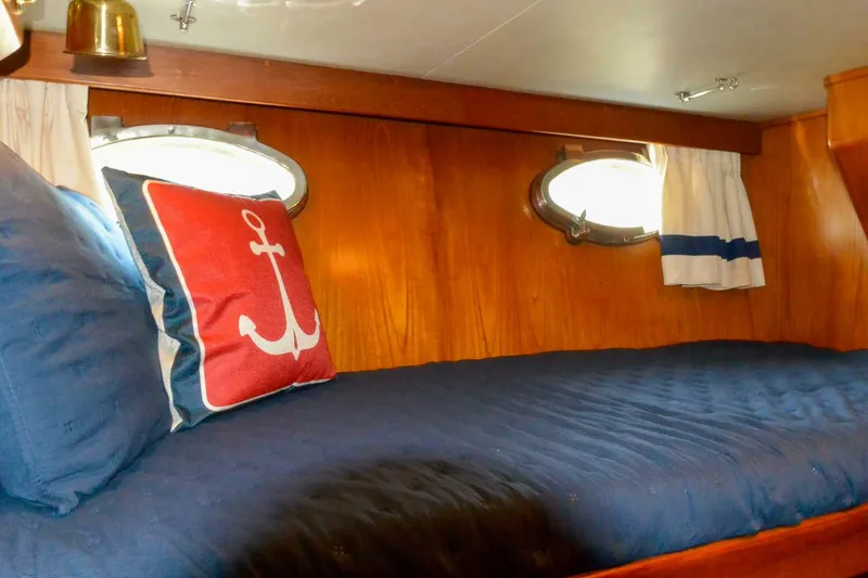 Slide: The Image of Starboard guest upper bunk and portlights  - 5983512