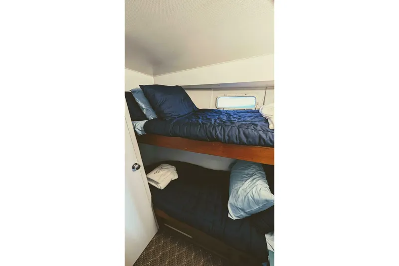 Slide: The Image of Chris-Craft 35 Commander 1969 - 5974838