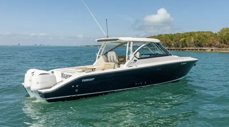 The Image of Pursuit DC 325 2017 - undefined