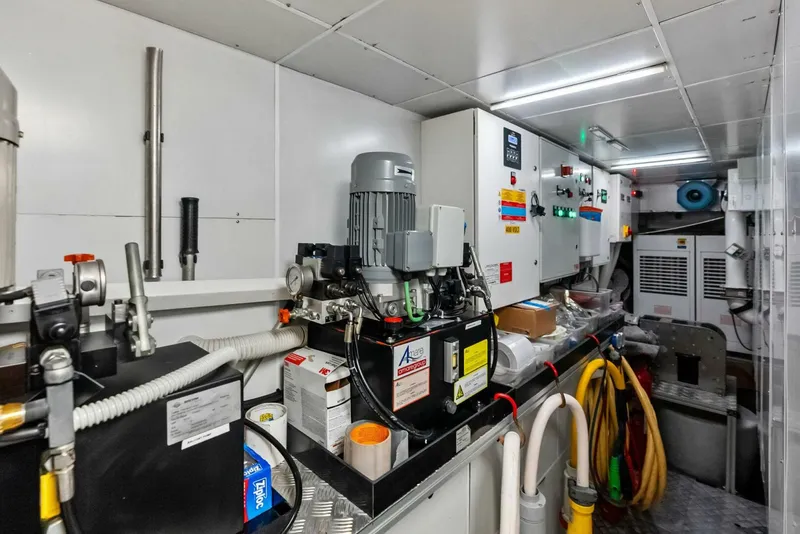 Slide: The Image of Custom 33 Navetta 2023 - 5984900