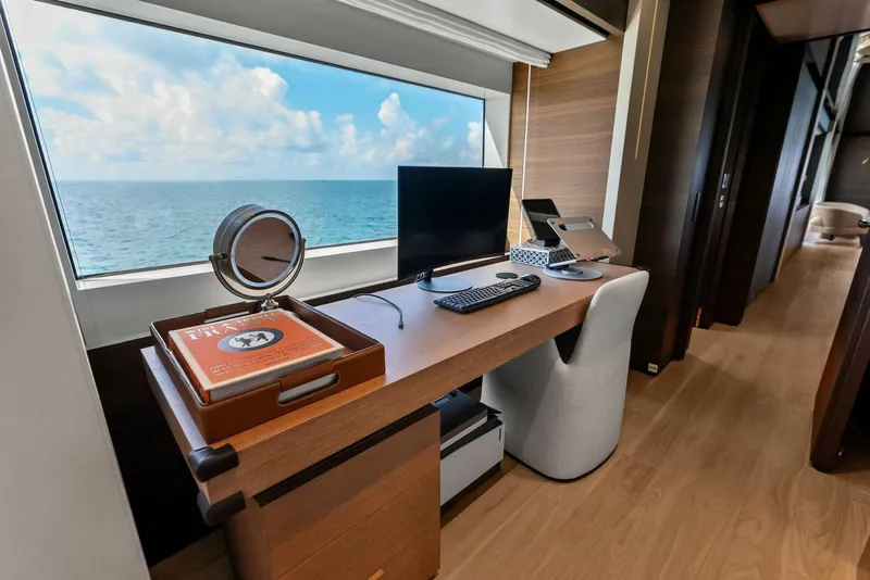 Slide: The Image of Custom 33 Navetta 2023 - 5984825