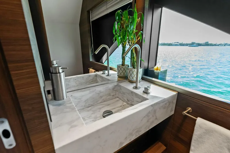 Slide: The Image of Custom 33 Navetta 2023 - 5984831