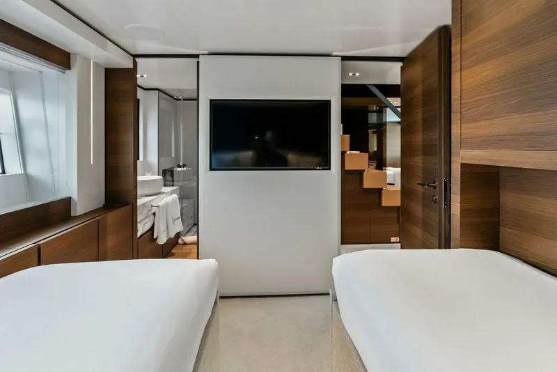 Slide: The Image of Custom 33 Navetta 2023 - 5984863