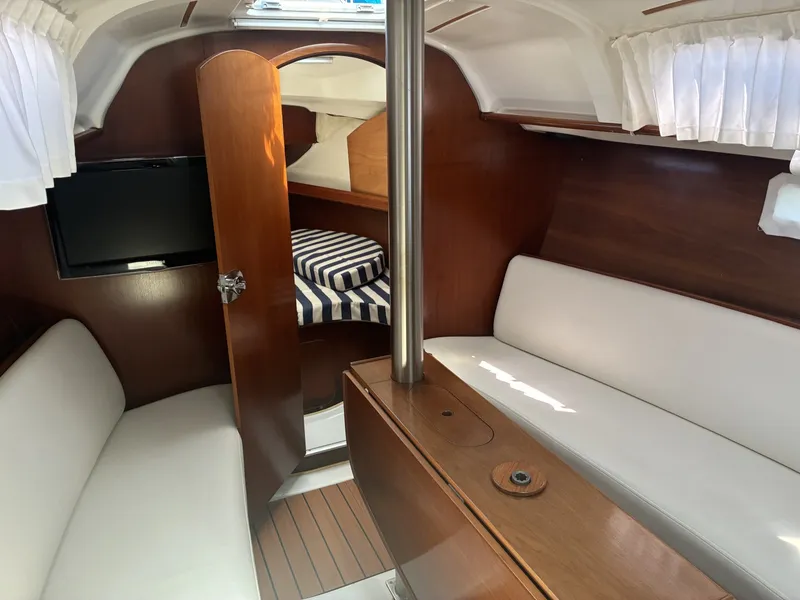 Slide: The Image of 2003 Beneteau Oceanis 311 - Salon Salon with port and starboard set tea dinette table with center board mechanism - 5999398