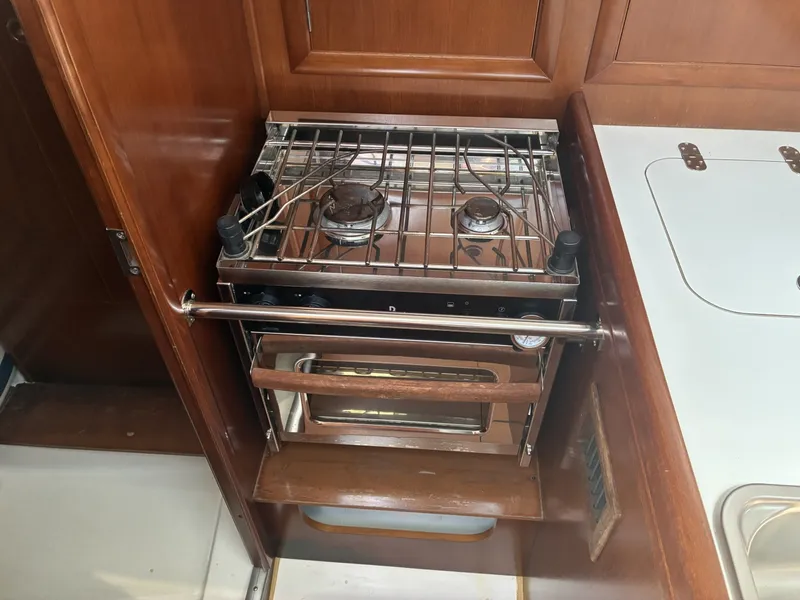 Slide: The Image of 2003 Beneteau Oceanis 311 - Stove and oven Propane stove and oven - 5999401