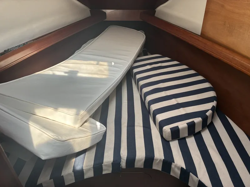 Slide: The Image of 2003 Beneteau Oceanis 311 -  The birth with filler and cockpit cushions - 5999403