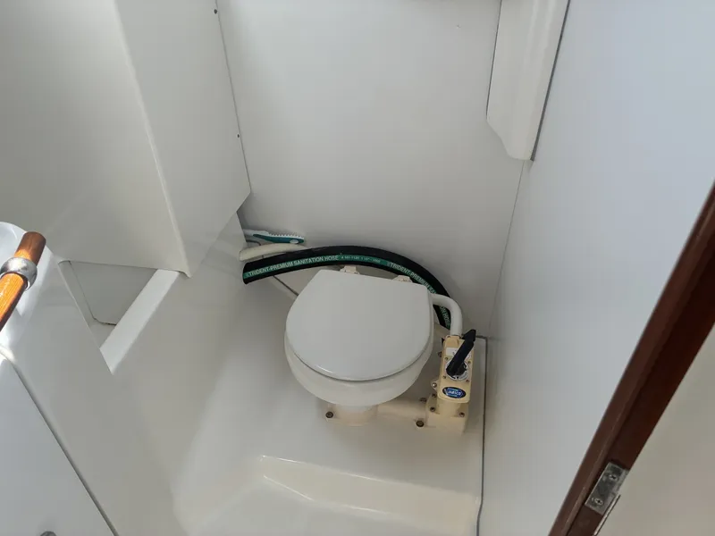 Slide: The Image of 2003 Beneteau Oceanis 311 - Head Manual head - 5999392