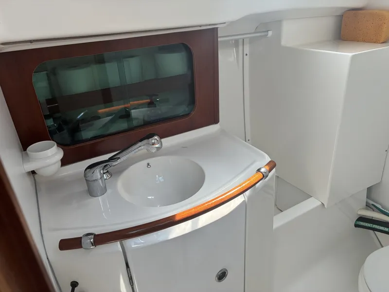 Slide: The Image of 2003 Beneteau Oceanis 311 -  Sink and shower faucet - 5999394
