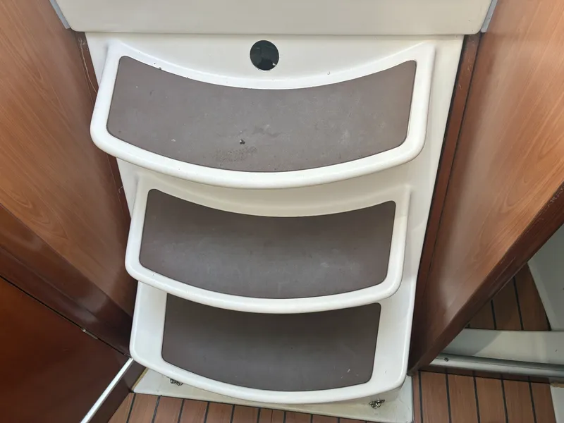 Slide: The Image of 2003 Beneteau Oceanis 311 - Companion way steps Companion way steps - 5999388