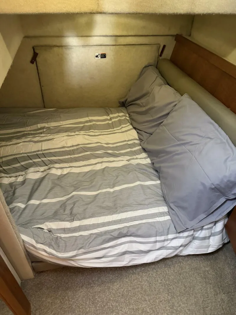 Slide: The Image of Bayliner 4087 Aft Cabin Motoryacht 1996 - 5983949