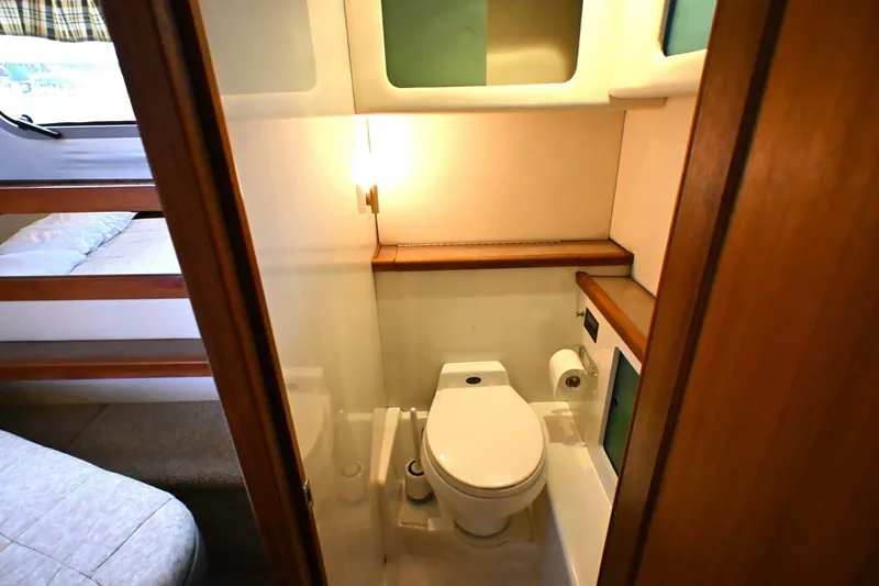 Slide: The Image of Bayliner 4087 Aft Cabin Motoryacht 1996 - 5983961