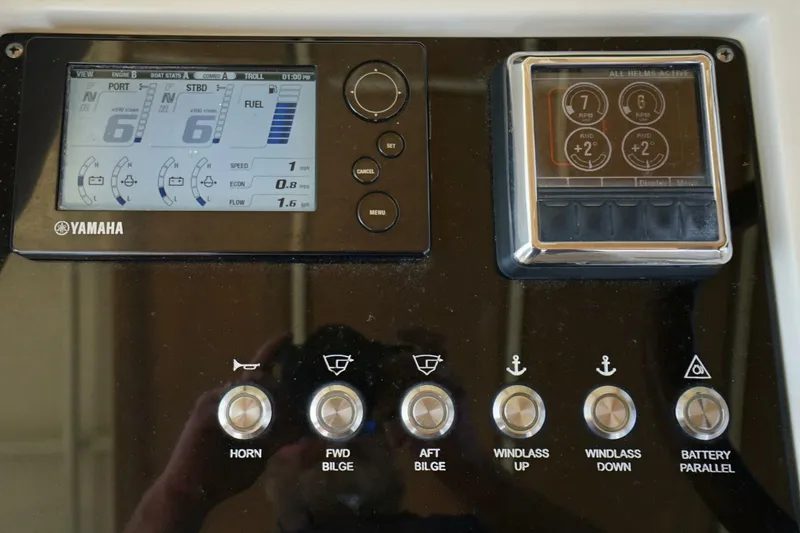 Slide: The Image of Chris-Craft 34- Catalina Grace- Electronics 2018 Chris-Craft 34 Catalina Grace - 5983752