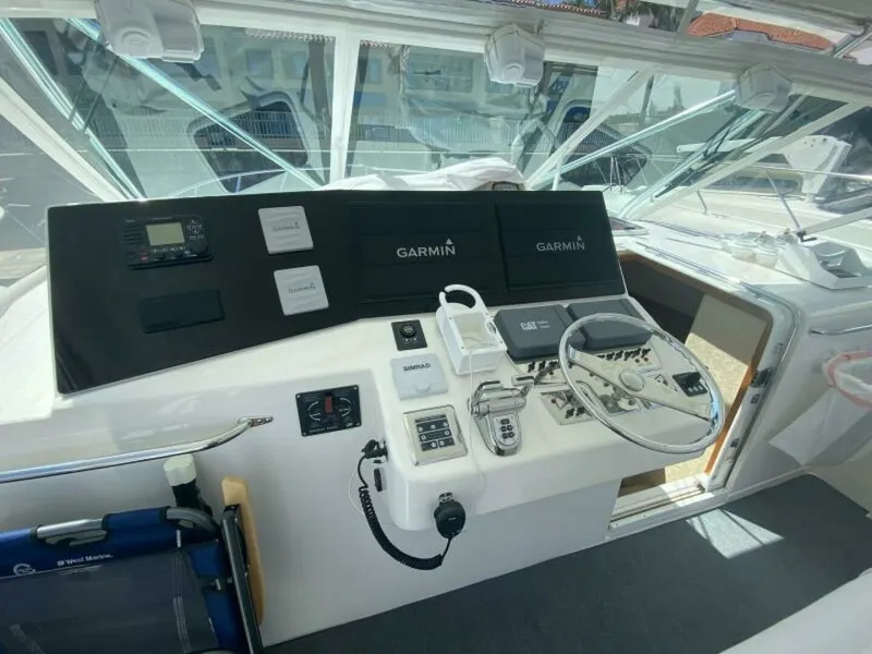 Slide: The Image of 2006 Cabo 40 Express - BUZZ CATCHER Helm - 6421677