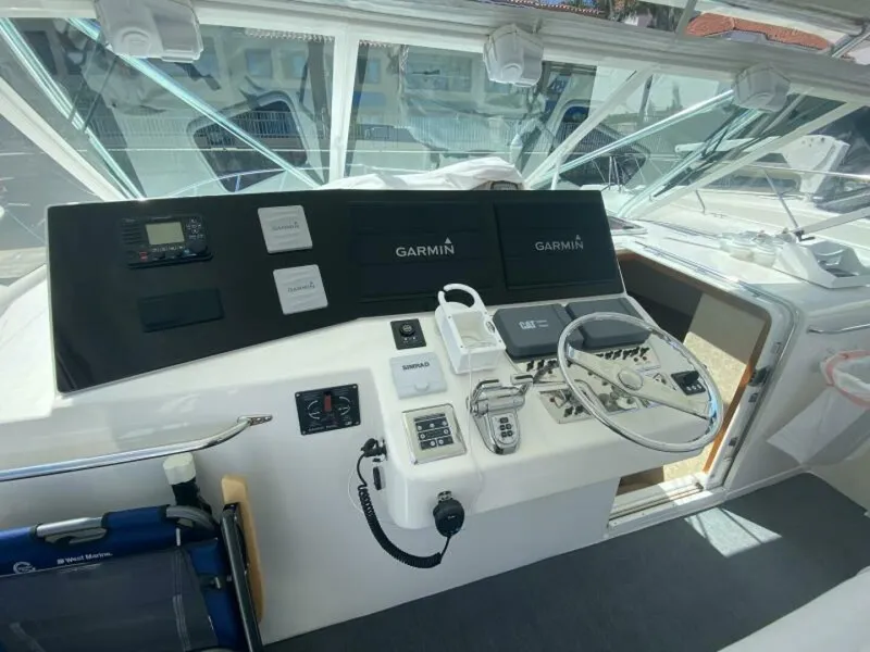 Slide: The Image of 2006 Cabo 40 Express - BUZZ CATCHER Helm - 5983998