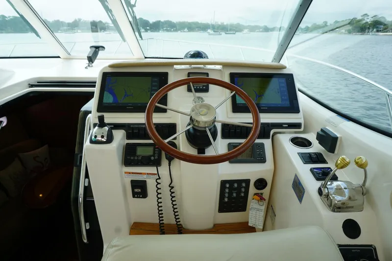 Slide: The Image of 2007 39 Tiara Yachts 3900 Sovran The Pearl Helm (2) - 5984443