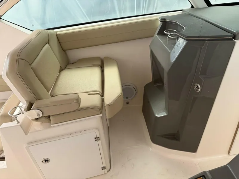 Slide: The Image of port side companion seat - 5984673