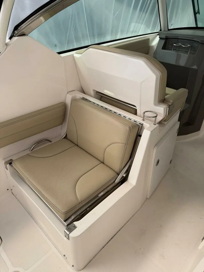 Slide: The Image of port side seat faces aft - 5984755