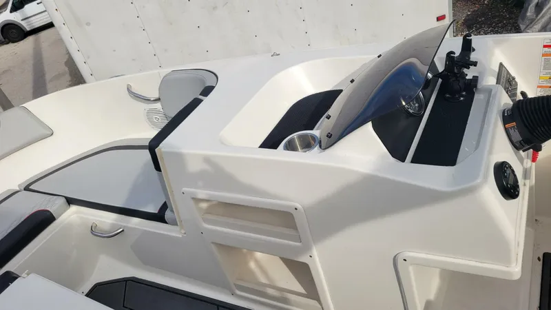 Slide: The Image of Bayliner Element M17 2022 - 5995682